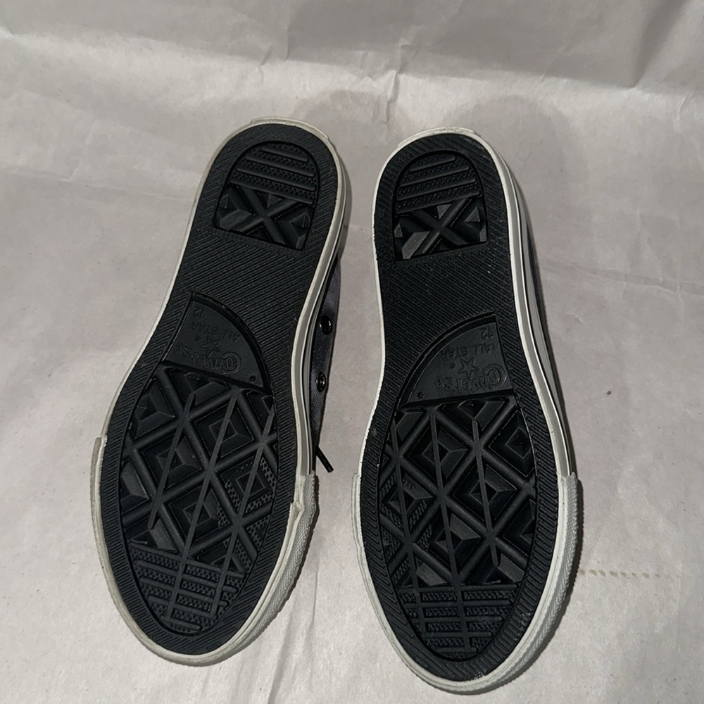 CONVERSE: CHUCK TAYLOR LOW TOP. Grey & Black Denim/ White & Black sole. Kids 12. - Picture 6 of 11